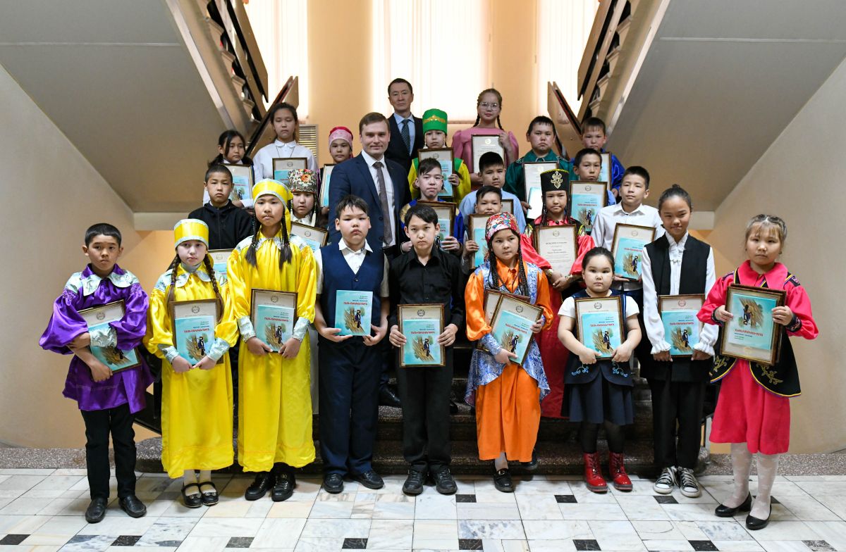 Глава Хакасии наградил победителей конкурса на лучшее знание хакасского языка среди пятиклассников