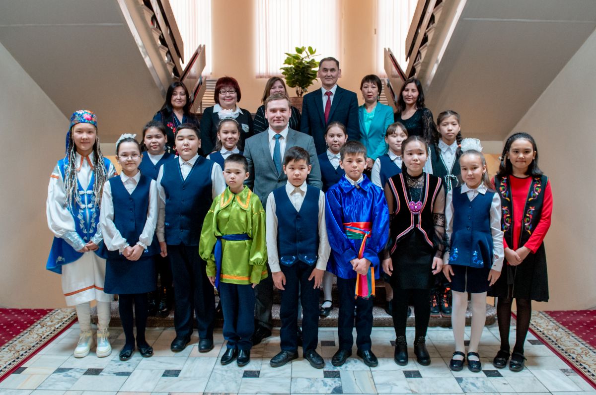 Валентин Коновалов наградил лучших знатоков хакасского языка среди пятиклассников