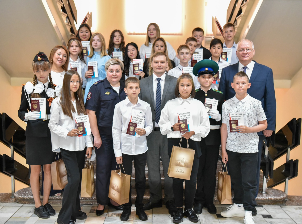 Глава Хакасии вручил паспорта юным гражданам России