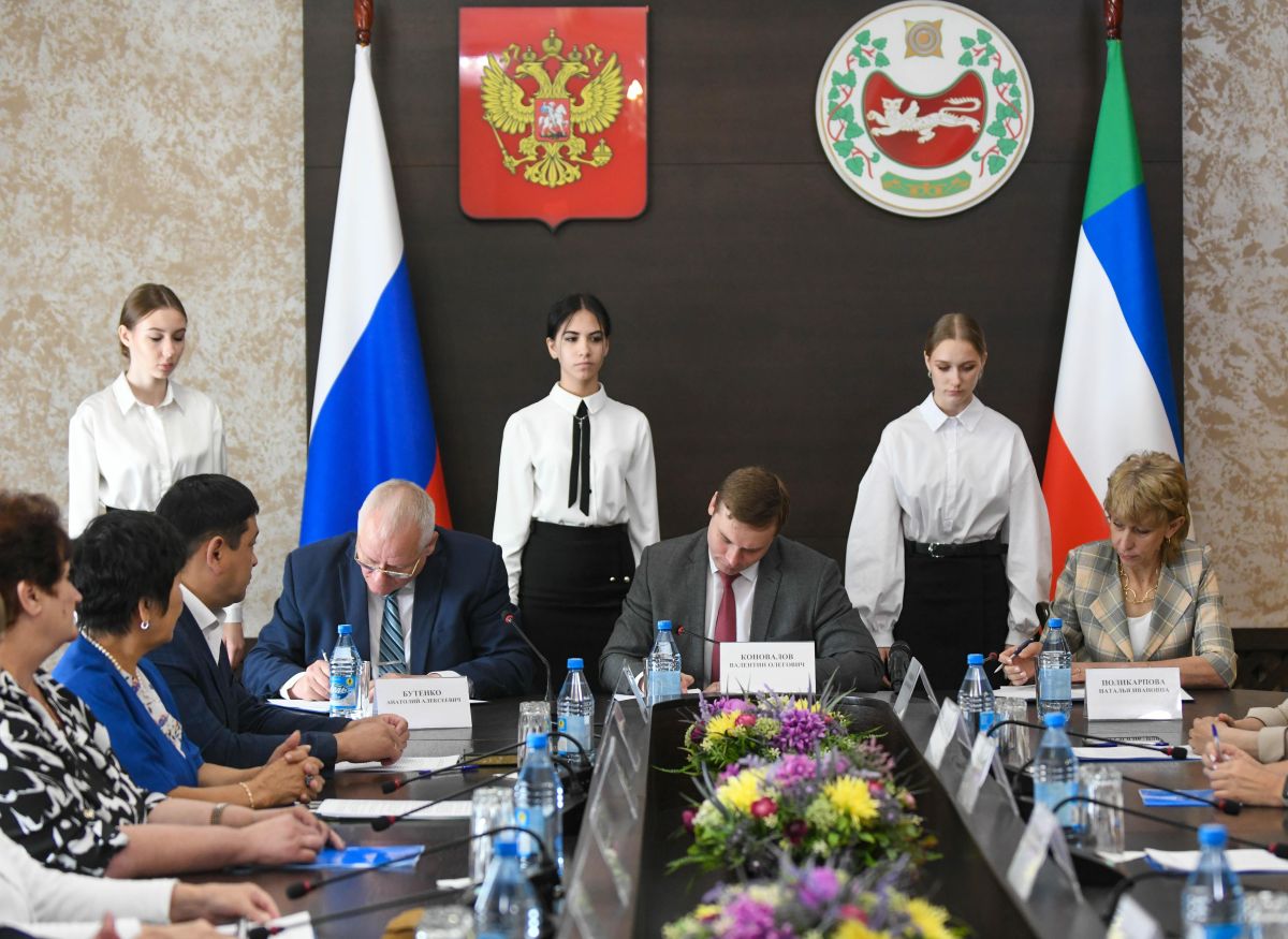 В Хакасии подписали соглашения между участниками федерального проекта «Профессионалитет»