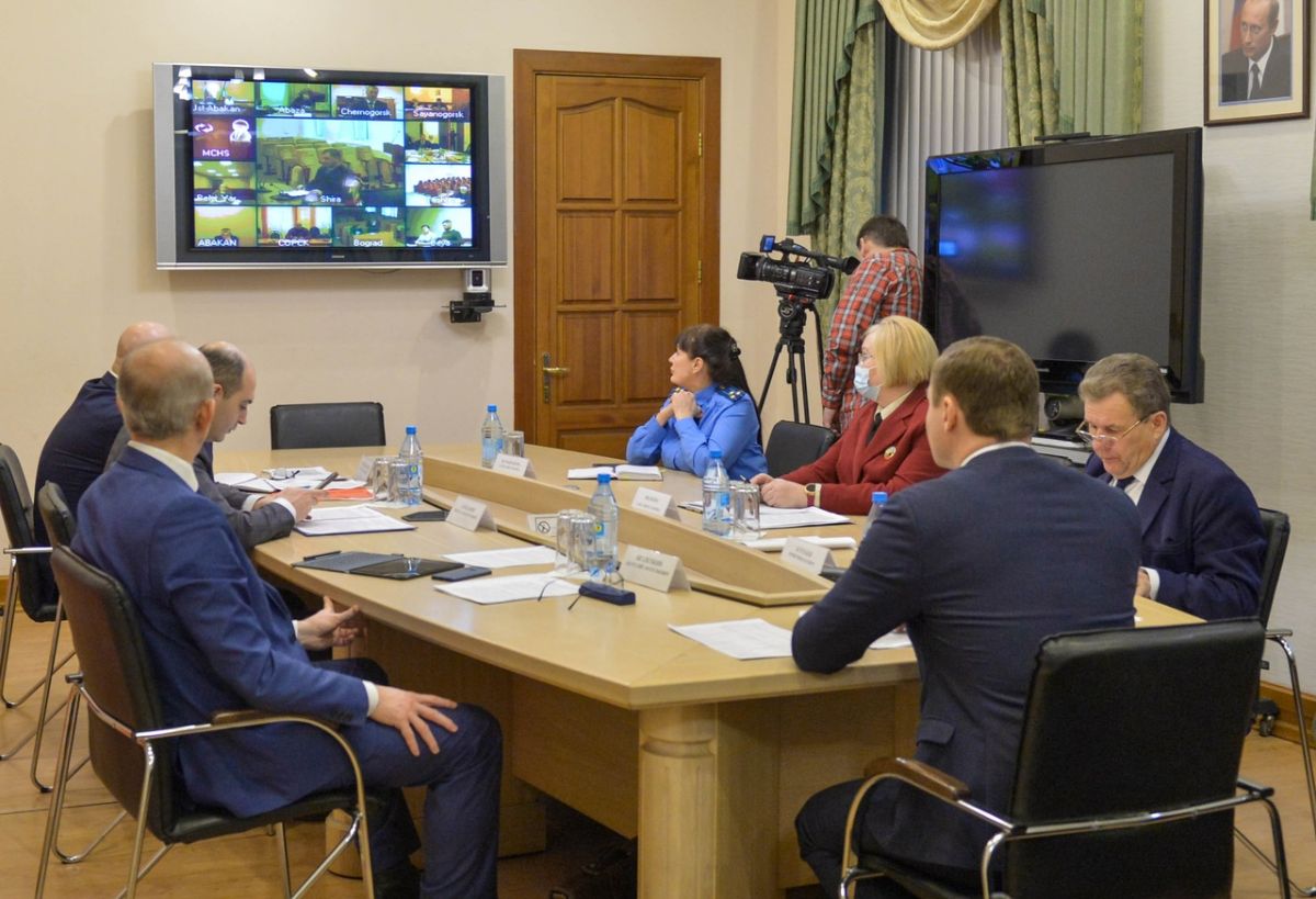Валентин Коновалов поставил руководству муниципалитетов и медучреждений задачи на новогодние праздники