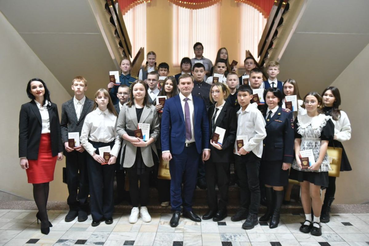 Глава Хакасии вручил паспорта школьникам в День Конституции РФ