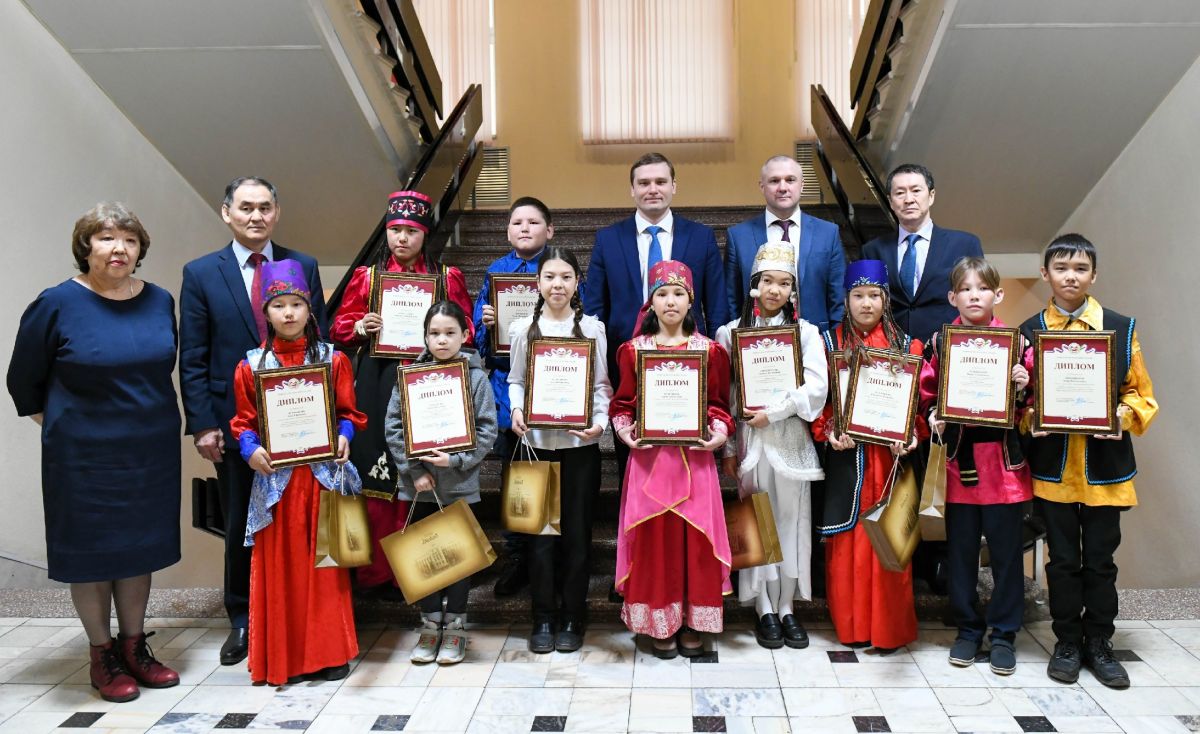 Валентин Коновалов наградил пятиклассников за лучшее знание ﻿хакасского языка