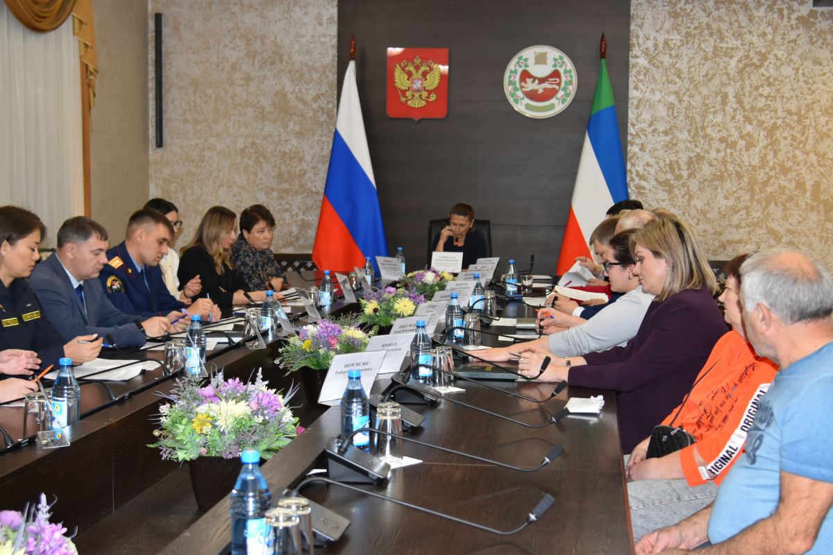 Источник изображения: пресс-служба Минтруда РХ komissiya zanyatost 1