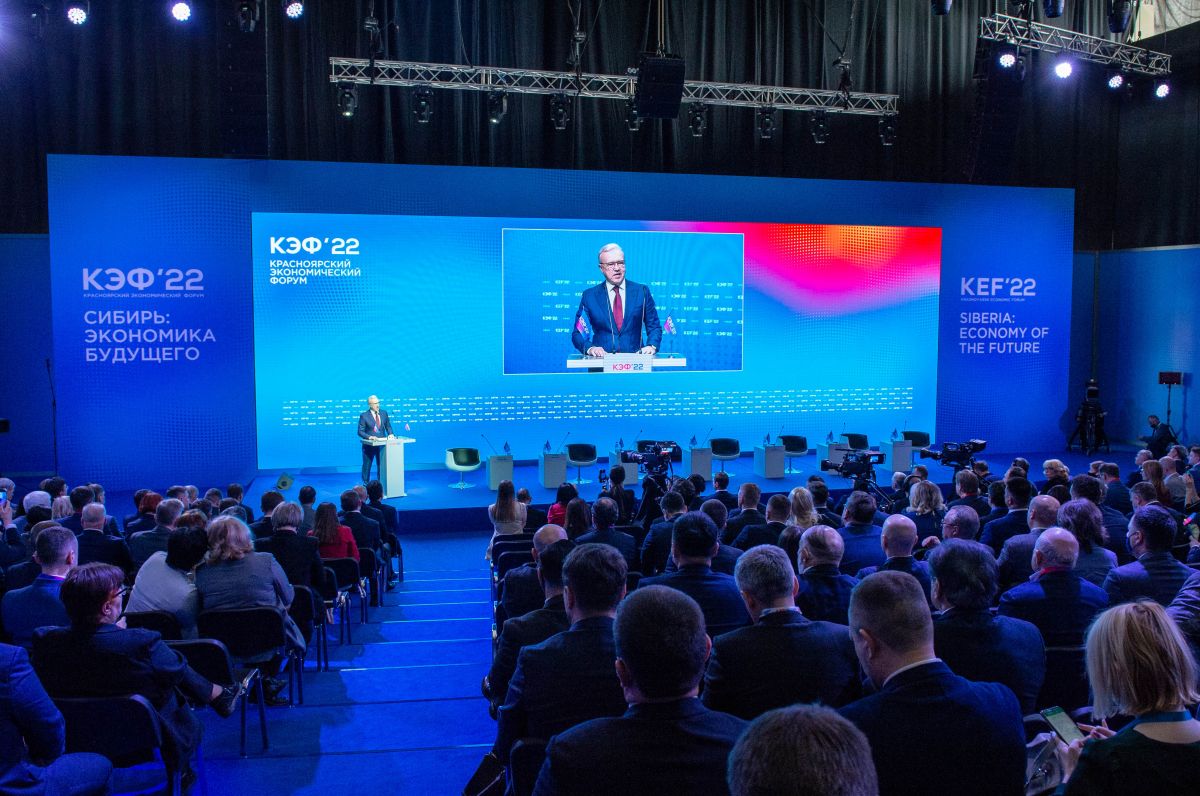 Глава Хакасии принял участие в пленарном заседании Красноярского экономического форума -2022